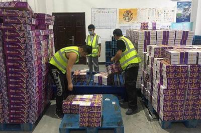 喀什機(jī)場(chǎng)首航“西梅號(hào)” 農(nóng)副產(chǎn)品銷售助力脫貧攻堅(jiān)戰(zhàn)